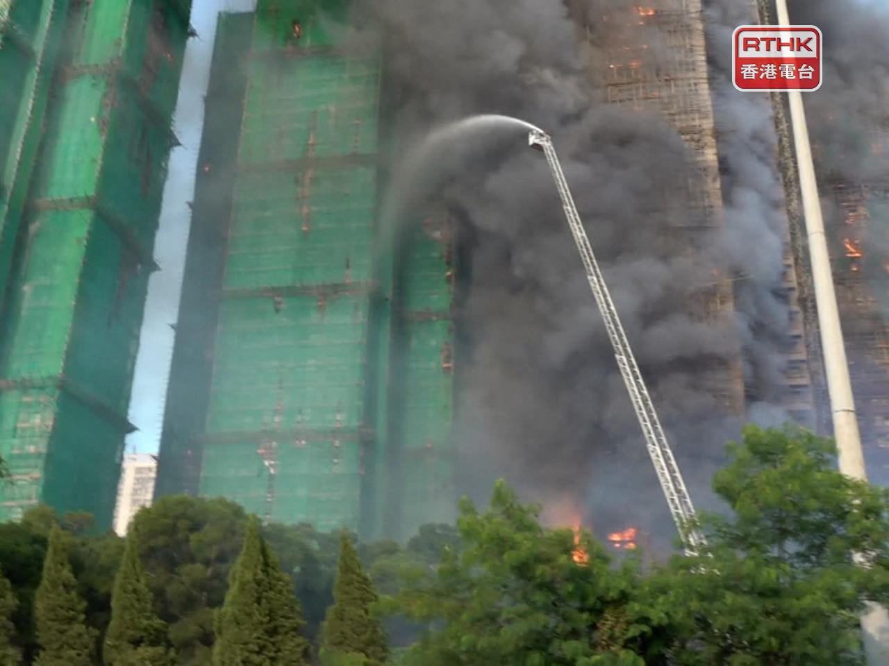 警方表示，下午近3時接獲途人報案，指大廈的外牆棚架起火。（施華駿攝）