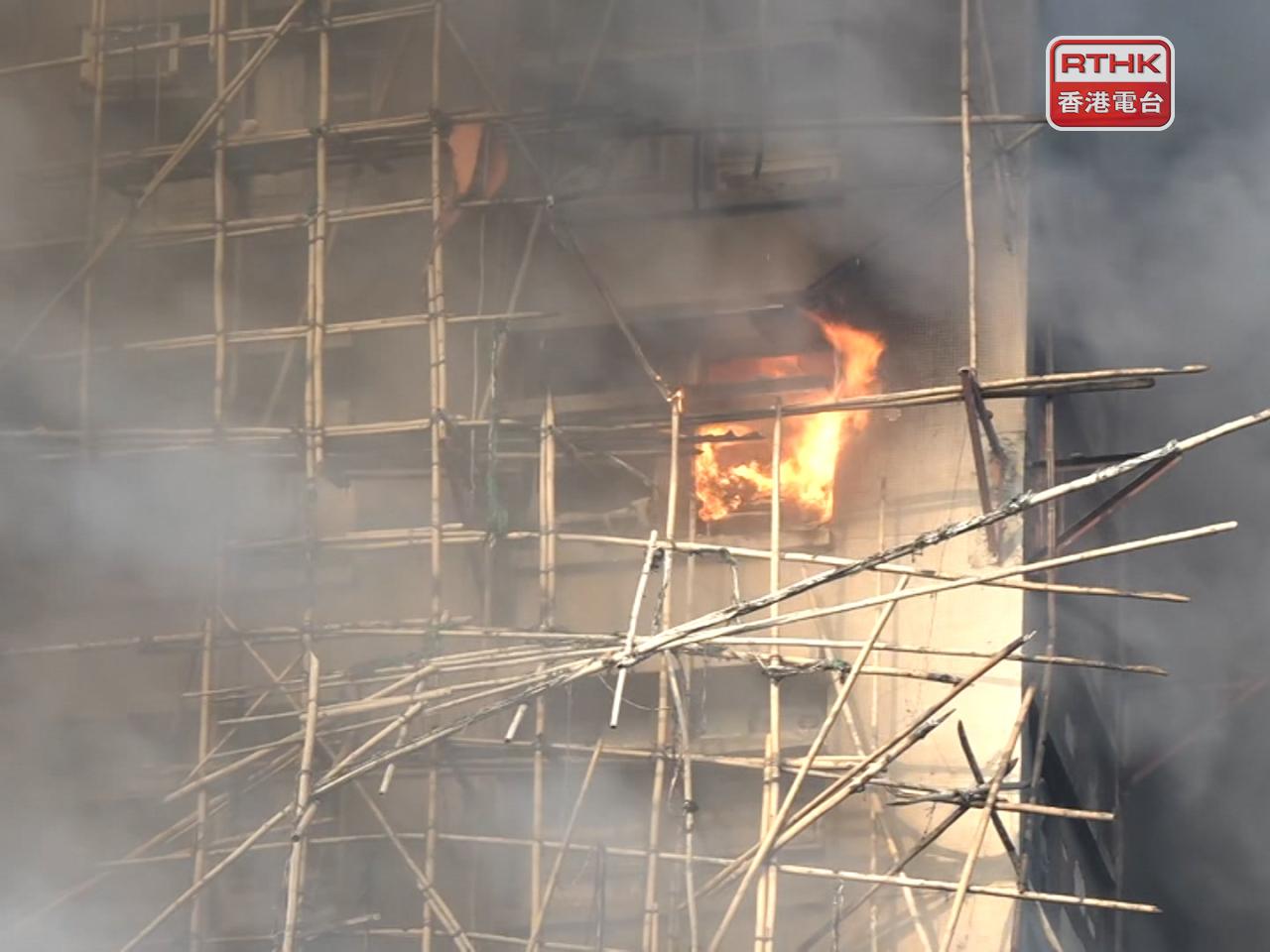 警方陸續收到許多住客報案指未能逃走。（施華駿攝）