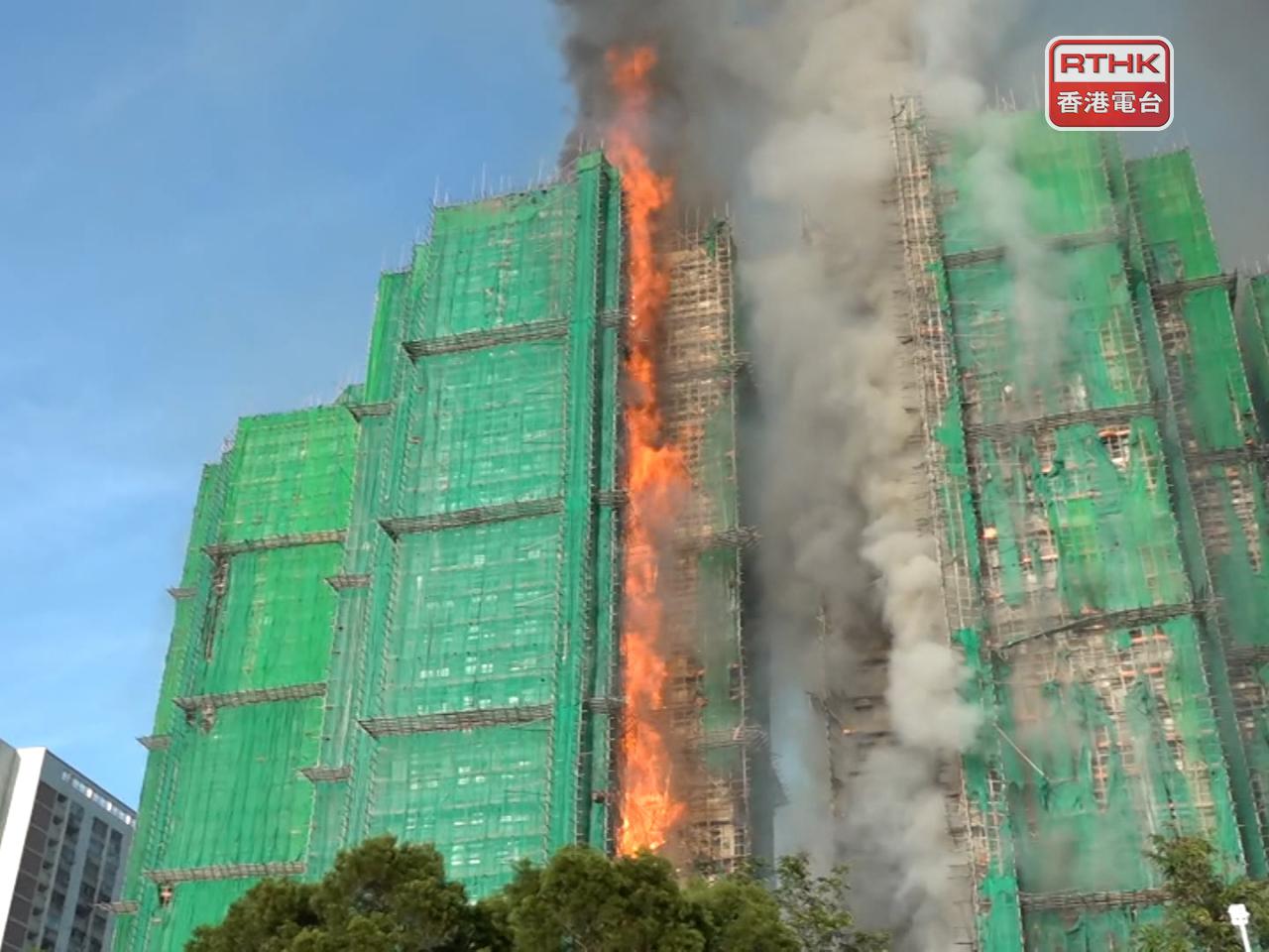 至少一男一女嚴重燒傷，被救出時昏迷。（施華駿攝）