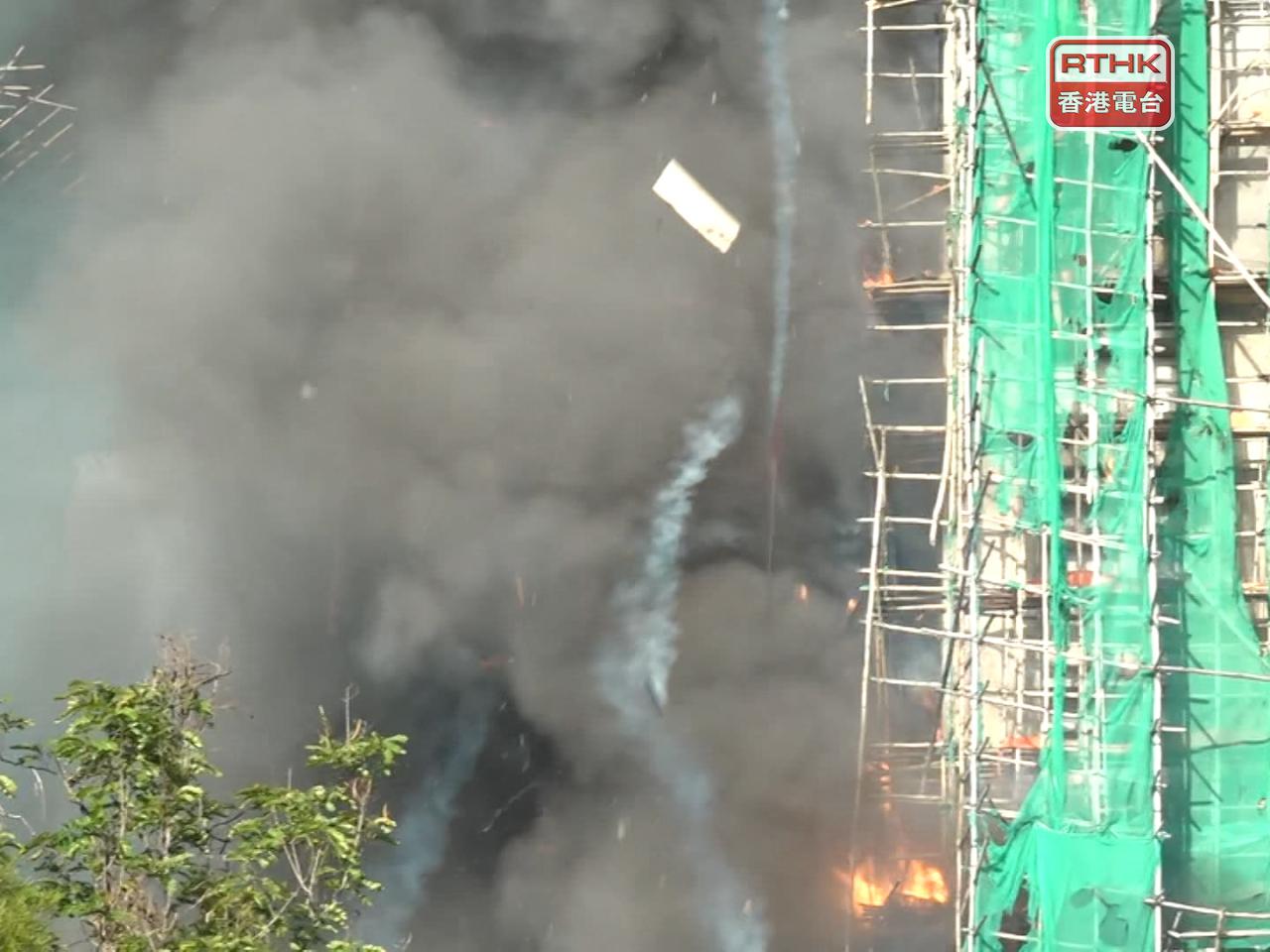 現場有雜物墜下。（施華駿攝）