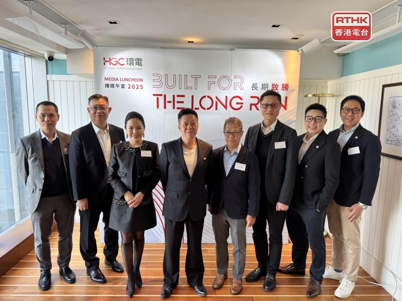 HGC環電拓東南亞市場以保香港通訊網絡優勢，圖為郭詠邦(圖左第四人)與一眾管理層。(港台圖片)