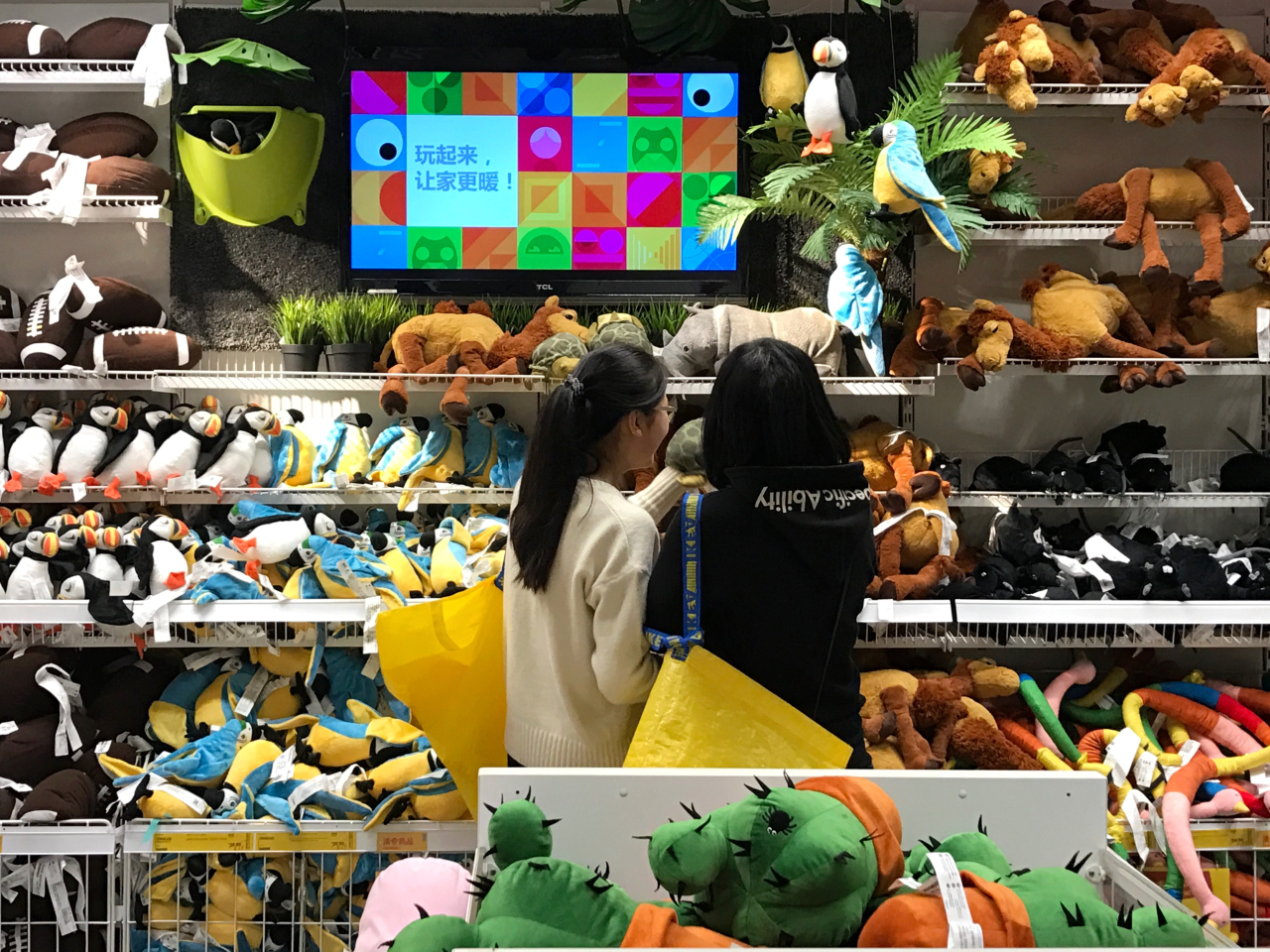 當局提出到2030年供給與消費良性互動、相互促進的高質量發展格局基本形成，消費對經濟增長的貢獻率穩步提升。（新華社資料圖片）