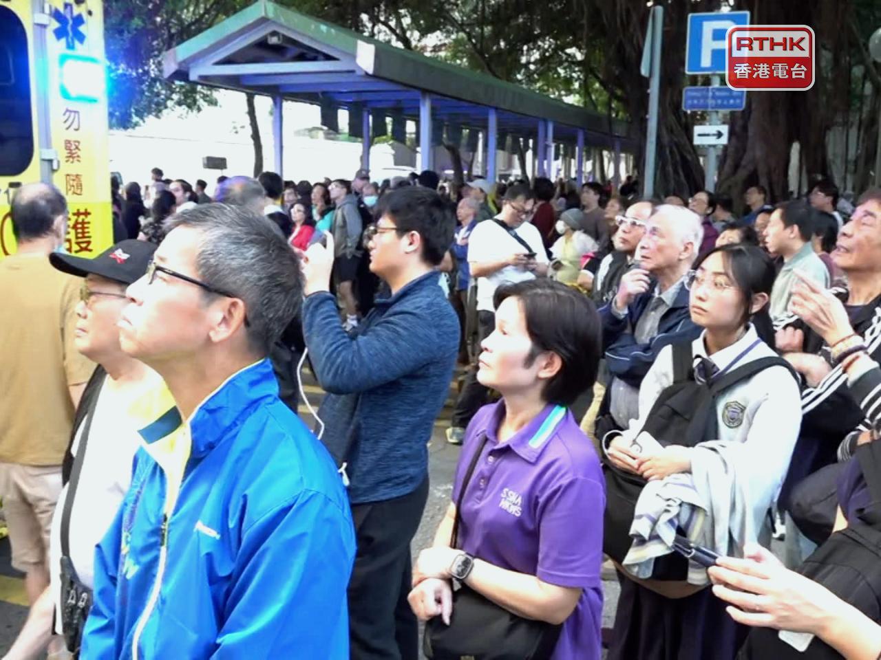 大批居民疏散到地下。（施華駿攝）