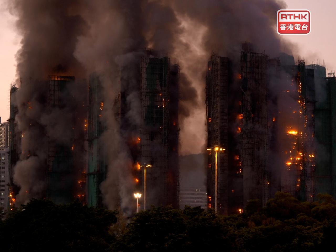 截至下午5時，造成四死三傷，死者包括一名消防員在火警中殉職。（孔令輝攝）