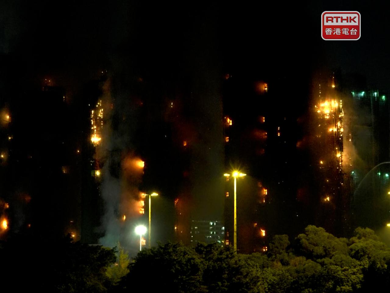 現場火勢非常猛烈，不斷有雜物從多幢大廈掉下。（孔令輝攝）