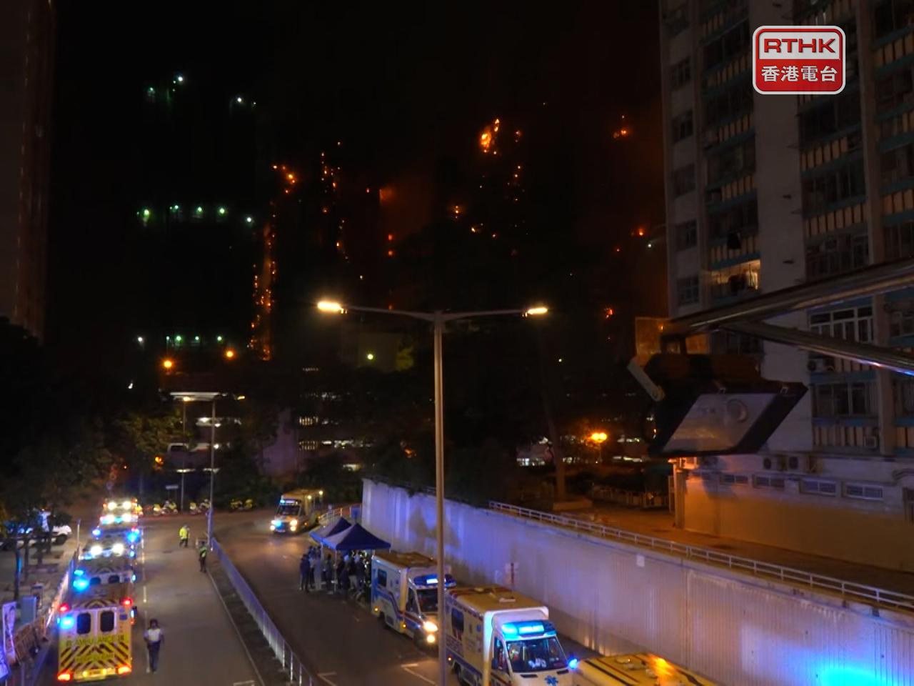 運輸署表示，因大埔宏福苑火警關係，大埔多條道路封閉，駕駛人士需改用其他道路。（鍾家銘攝）