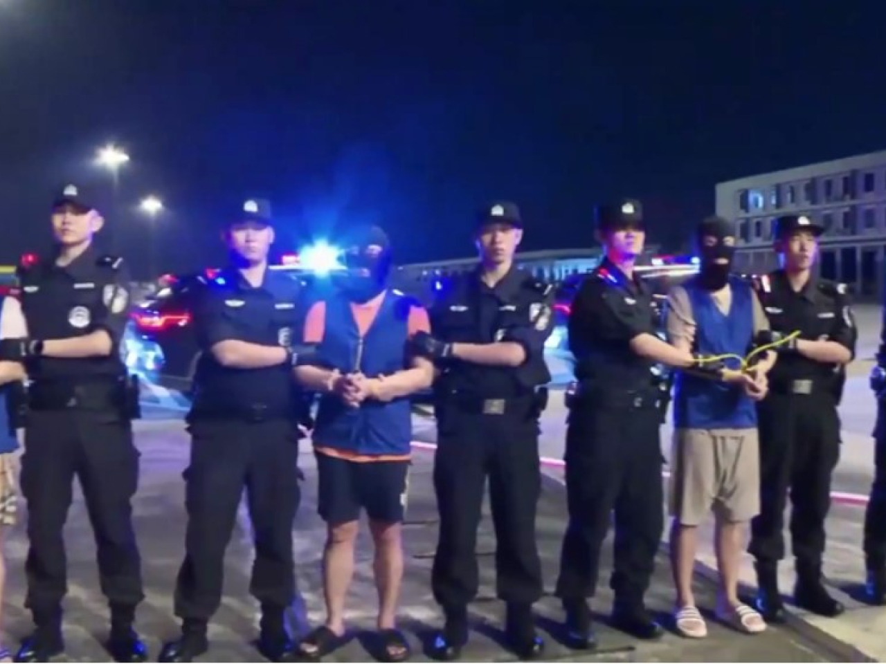 公安將11名涉嫌從事私彩賭博活動的疑犯從馬來西亞押解回國。（央視新聞）