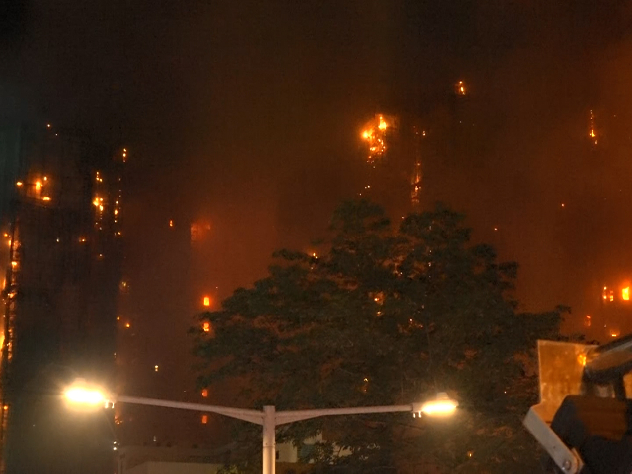 消防呼籲，被困住戶留在單位緊閉門窗待救。（鍾家銘攝）