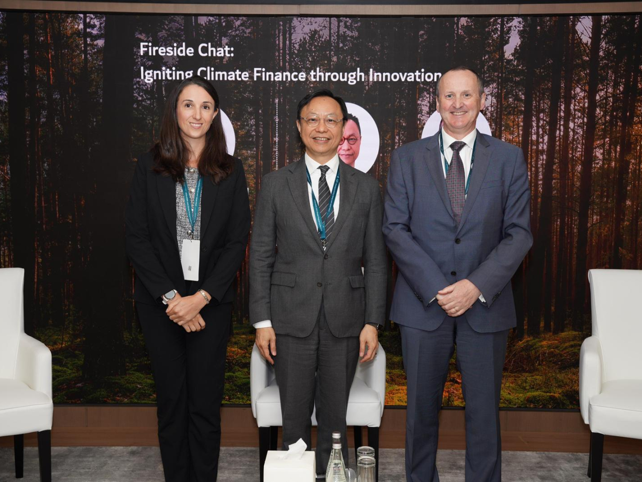 香港金管局副總裁陳維民（中）和迪拜金管局總裁施衛民（右）交流以創新推動氣候融資。（香港金管局圖片）