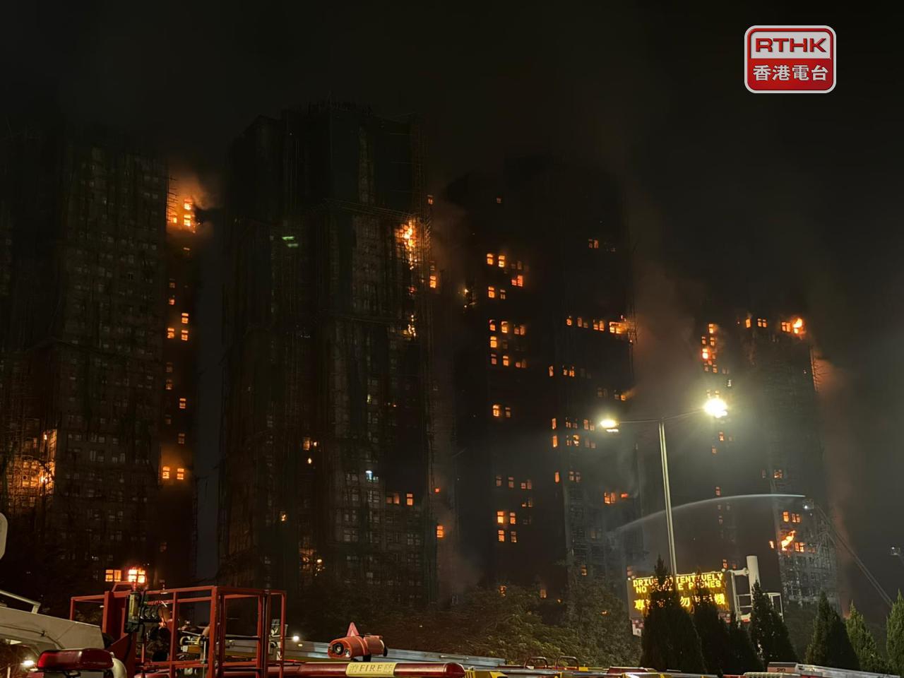 大埔宏福苑五級火仍未救熄，至今造成至少13死30傷。（陳曉筠攝）