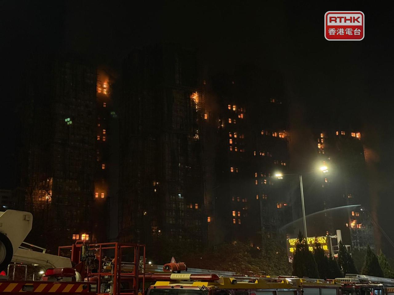 多個單位仍然火光熊熊，消防繼續在大廈外射水灌救。（陳曉筠攝）