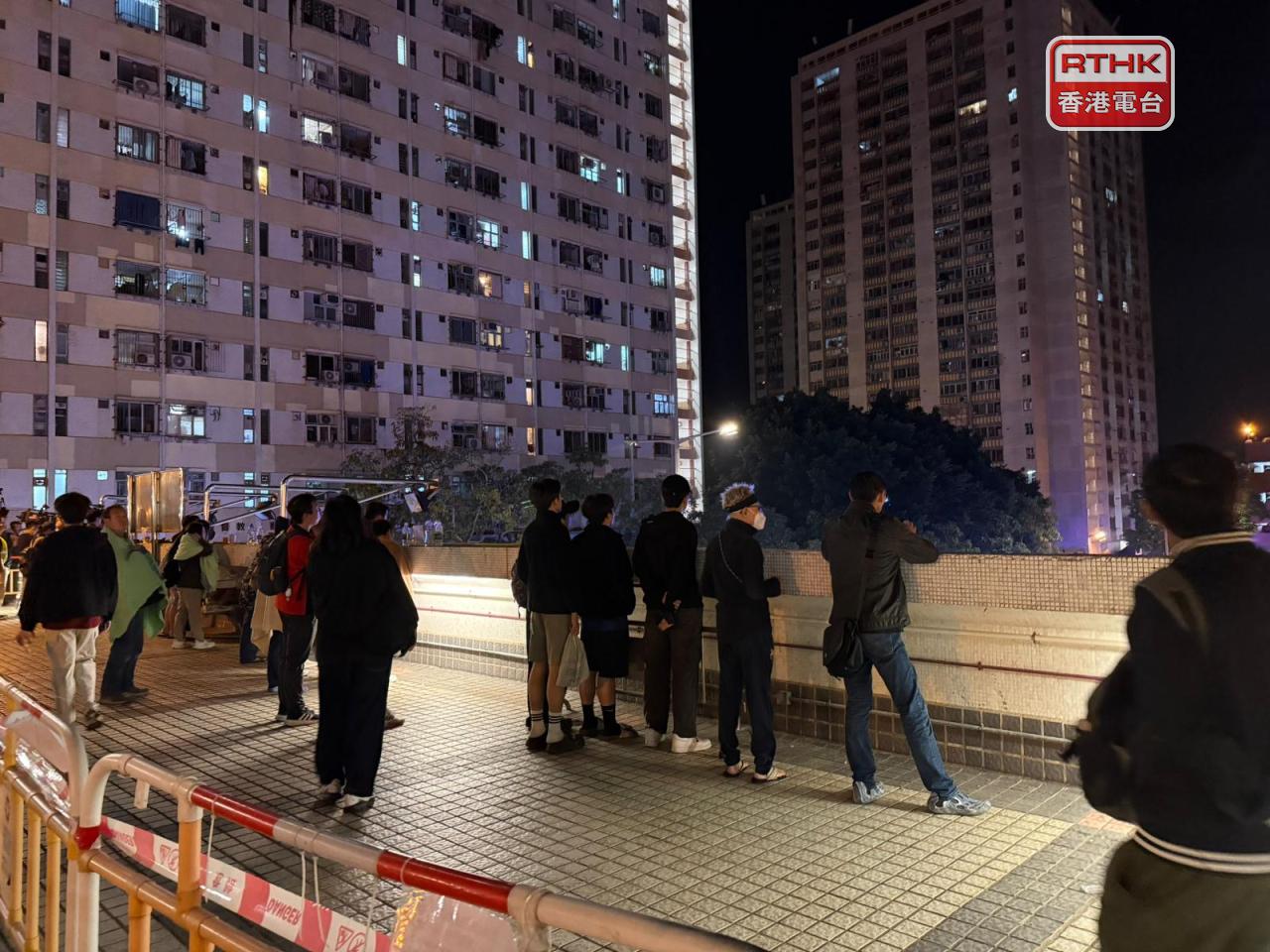 凌晨有居民繼續聚集在附近廣福邨平台暫避。（陳曉筠攝）