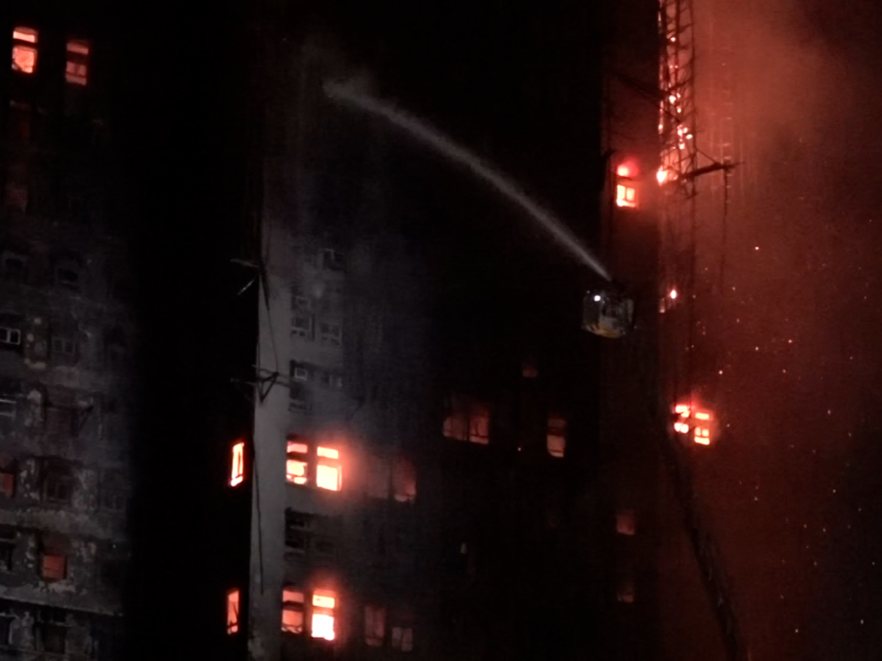 李家超表示，大埔宏福苑有三幢大廈從外面看，內裡已無火光，另外四幢則仍有零星火光。（施華駿攝）