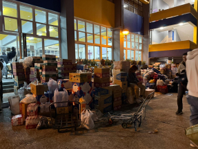 大埔居民自發運送物資到社區會堂支援受火災影響人士