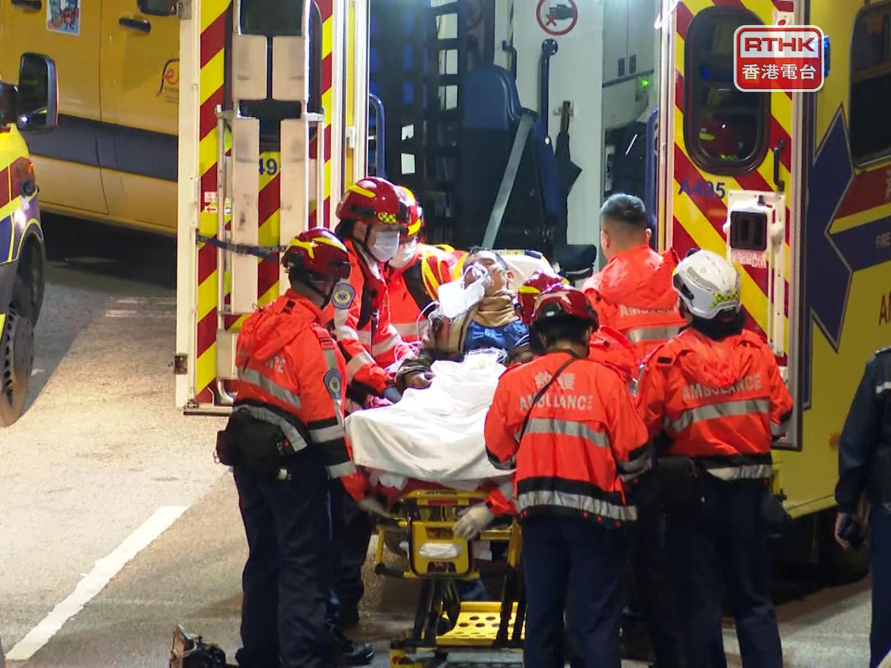 消防陸續從火場救出傷者，由擔架送上救護車。（張振成攝）