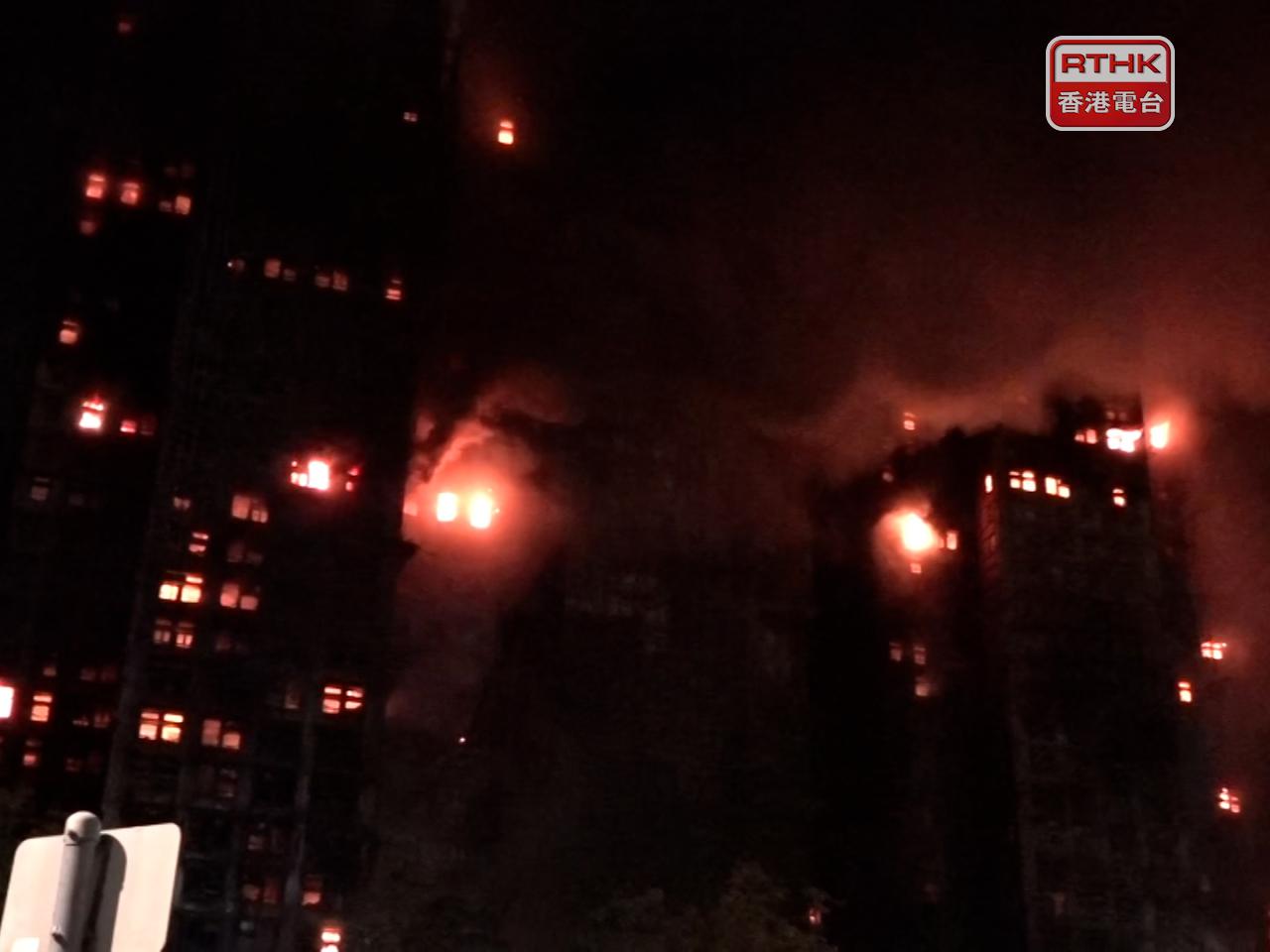 宏福苑高層單位凌晨時仍然火光熊熊。(施華駿攝)