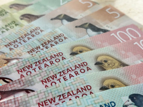 市場對新西蘭央行進一步減息預期降溫，帶動新西蘭元兌美元急升逾1%，迫近0.57，創3星期高位。（港台圖片）