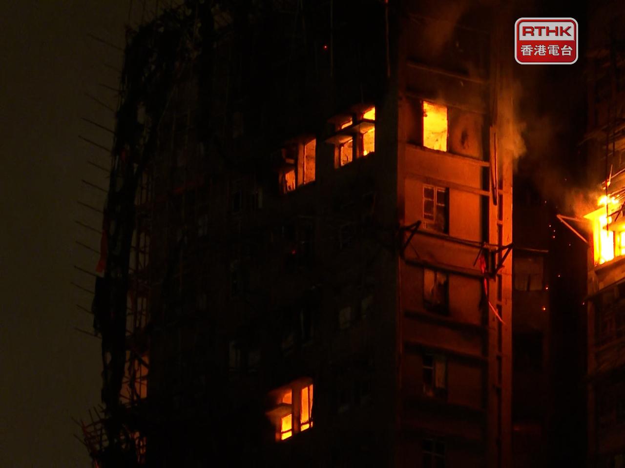 清晨6時半，宏福苑五級火部分單位仍火光熊熊。（張振成攝）