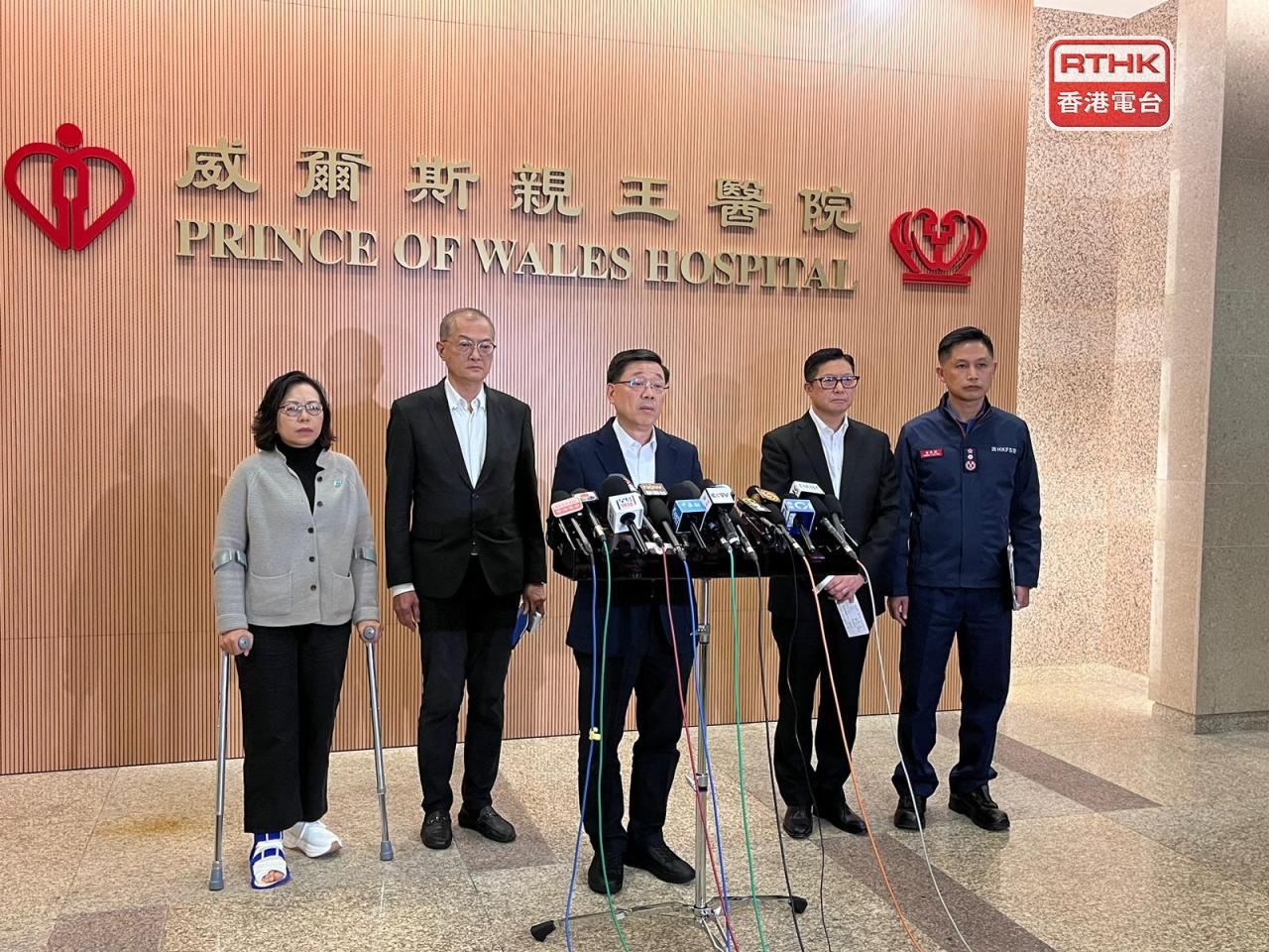 行政長官李家超凌晨率領官員見傳媒，形容宏福苑五級火是重大災難，他極度重視。（陳韋丞攝）