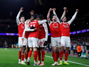 阿仙奴擊敗對手，球員賽後慶祝。（路透社）