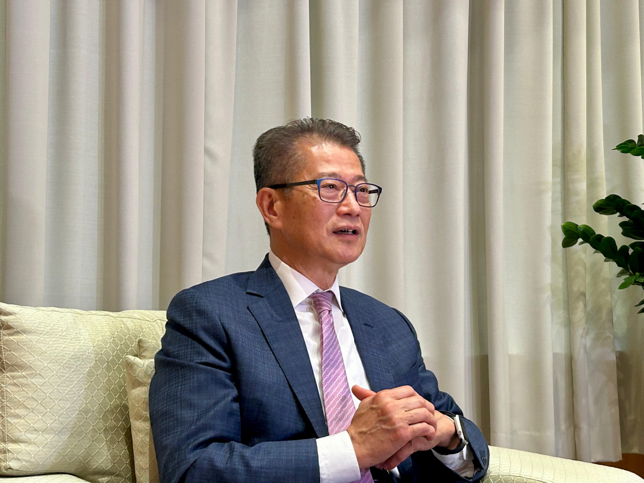 陳茂波縮短外訪行程提前返港。（港台圖片）