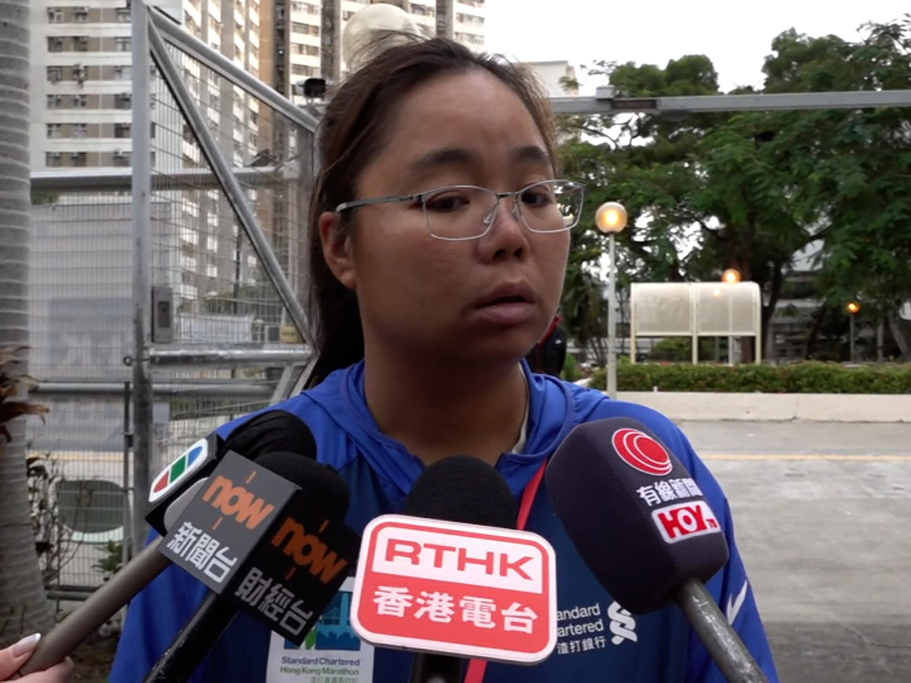 馮女士仍未能聯上媽媽，感到非常焦慮，質疑為何不出動水彈救火。（麥偉康攝）