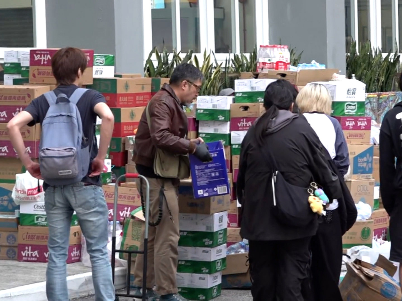 有多名市民自發到中華基督教會馮梁結紀念中學幫忙整理物資。（麥偉康攝）