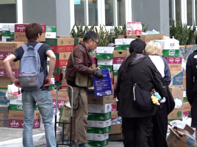 有宏福苑居民仍未能聯絡親人　多名巿民自發協助整理物資