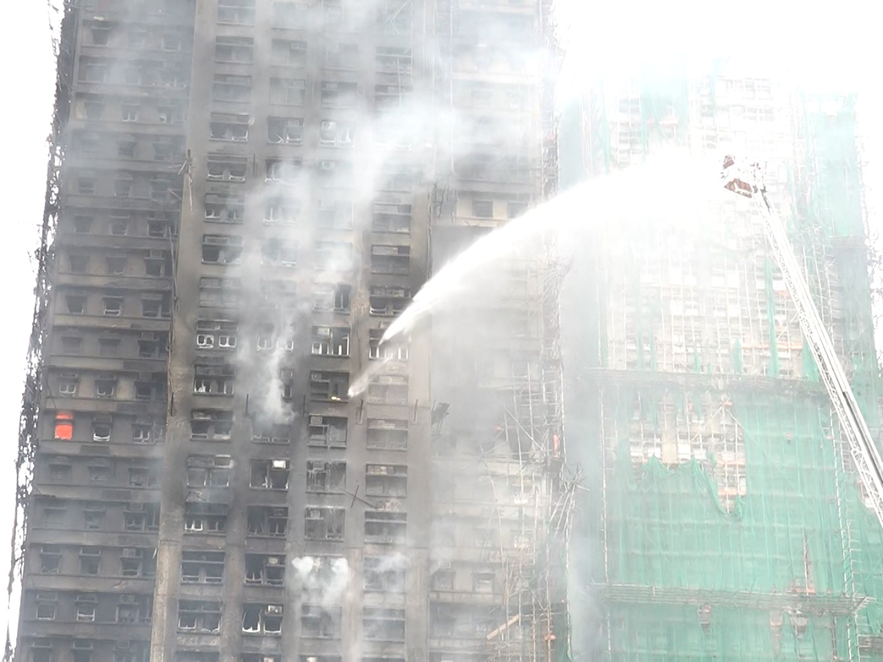 大埔宏福苑發生的五級火，至今造成44人死亡，多人受傷，消防搜救工作仍然繼續。截至早上10時，64名送院傷者中，有16人危殆、25人嚴重、16人穩定，另有7人已出院。（郭志強攝）