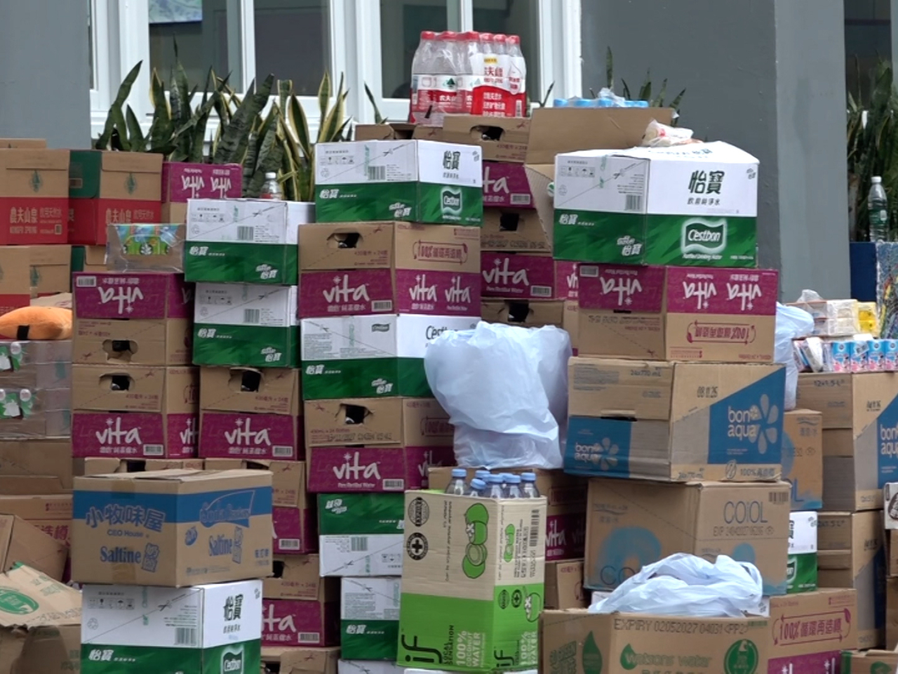 其中一名義工表示，網上有群組籌集食物、保暖用品等物資。（麥偉康攝）