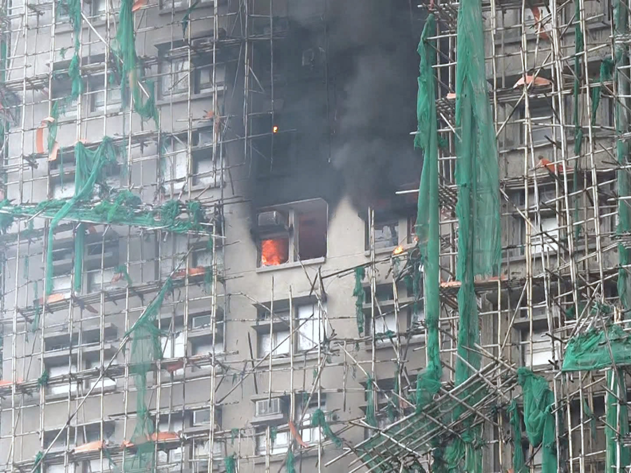 陳國基指目前消防人員仍在現場全力撲滅大火，而政府各部門正全力跟進善後。（郭志強攝）