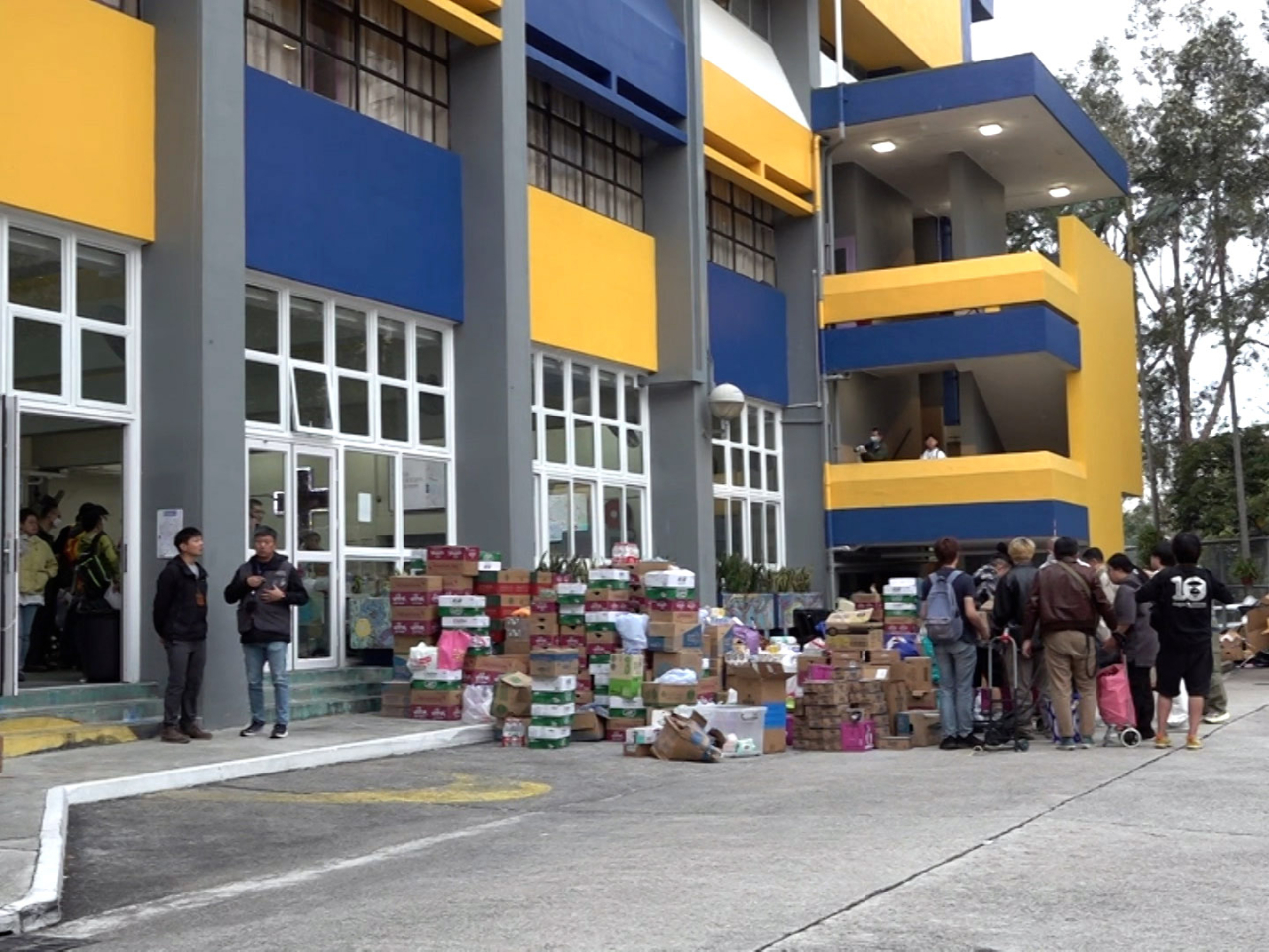 有不少義工自發到中心整理物資，協助受影響居民。（麥偉康攝）