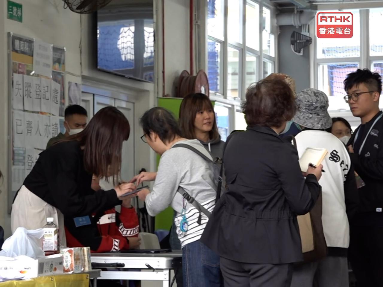 不少居民到臨時庇護中心尋找失去聯絡的親人。（麥偉康攝）