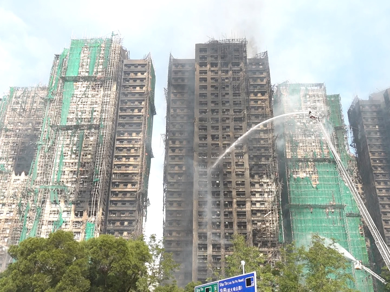 香港公益金決定撥款5千萬元成立「公益金及時雨大埔火災援助基金」，緊急支援宏福苑火災受影響家庭。（郭志強攝）