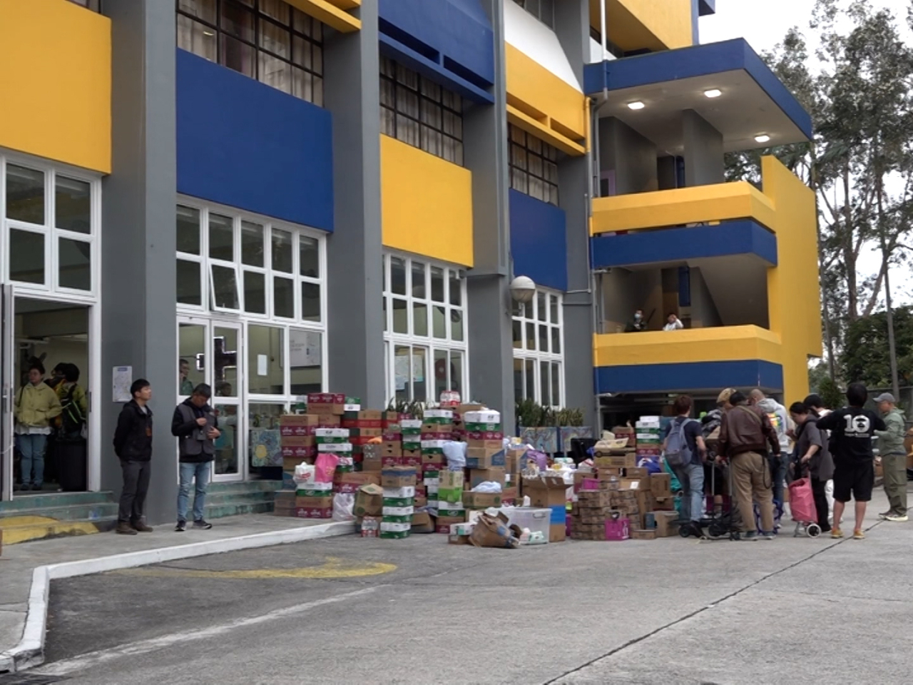 基層醫療署表示，已經於所有因應大埔宏福苑火警事故開放的臨時庇護中心設立醫療站。（麥偉康攝）