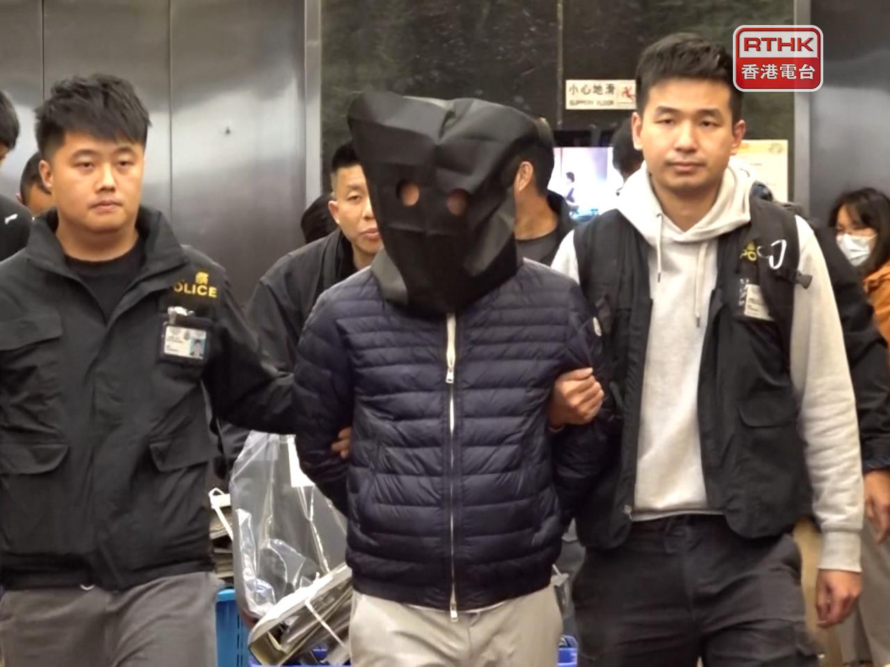 警方早上扣押一名被捕人士到新蒲崗搜證。（林紹鋒攝）
