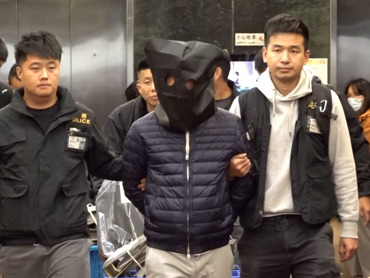 警方早上扣押一名被捕人士到新蒲崗搜證。（林紹鋒攝）