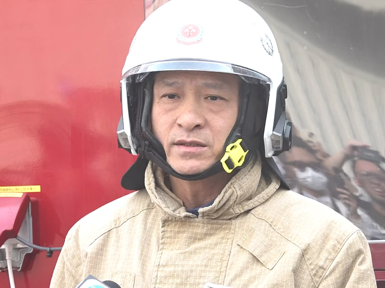 黃嘉榮表示，宏福苑4座大廈火勢大致救熄，早上成功救出一名男性長者。（郭志強攝）