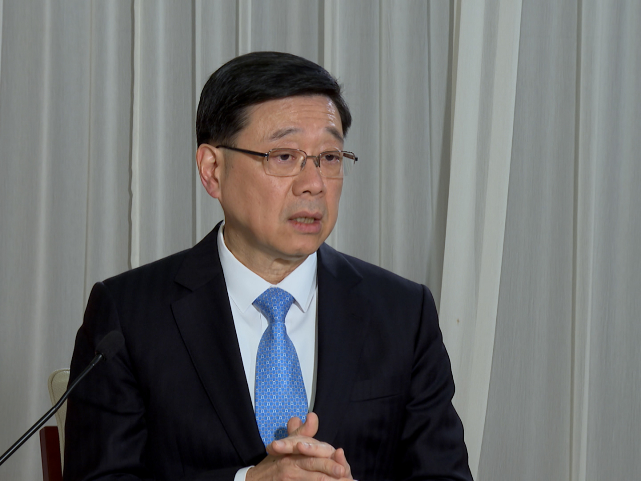 李家超下午將聯同相關官員，在政府總部就大埔宏福苑五級火警跟進工作會見傳媒。（港台圖片）