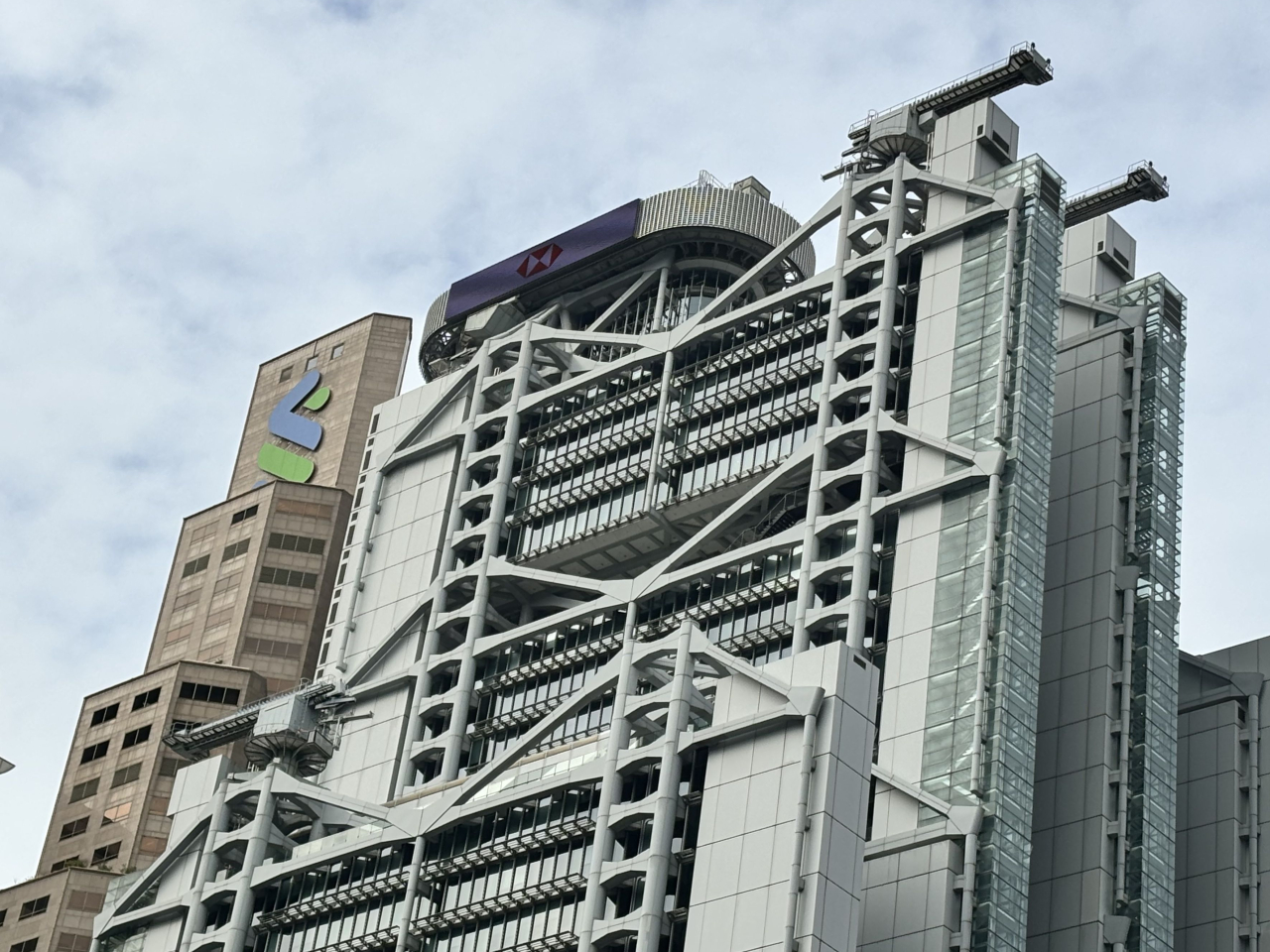 金管局和銀行公會呼籲業界若有受影響人士因目前狀況，而需要銀行酌情處理，銀行應盡量靈活提供支援。（港台圖片）