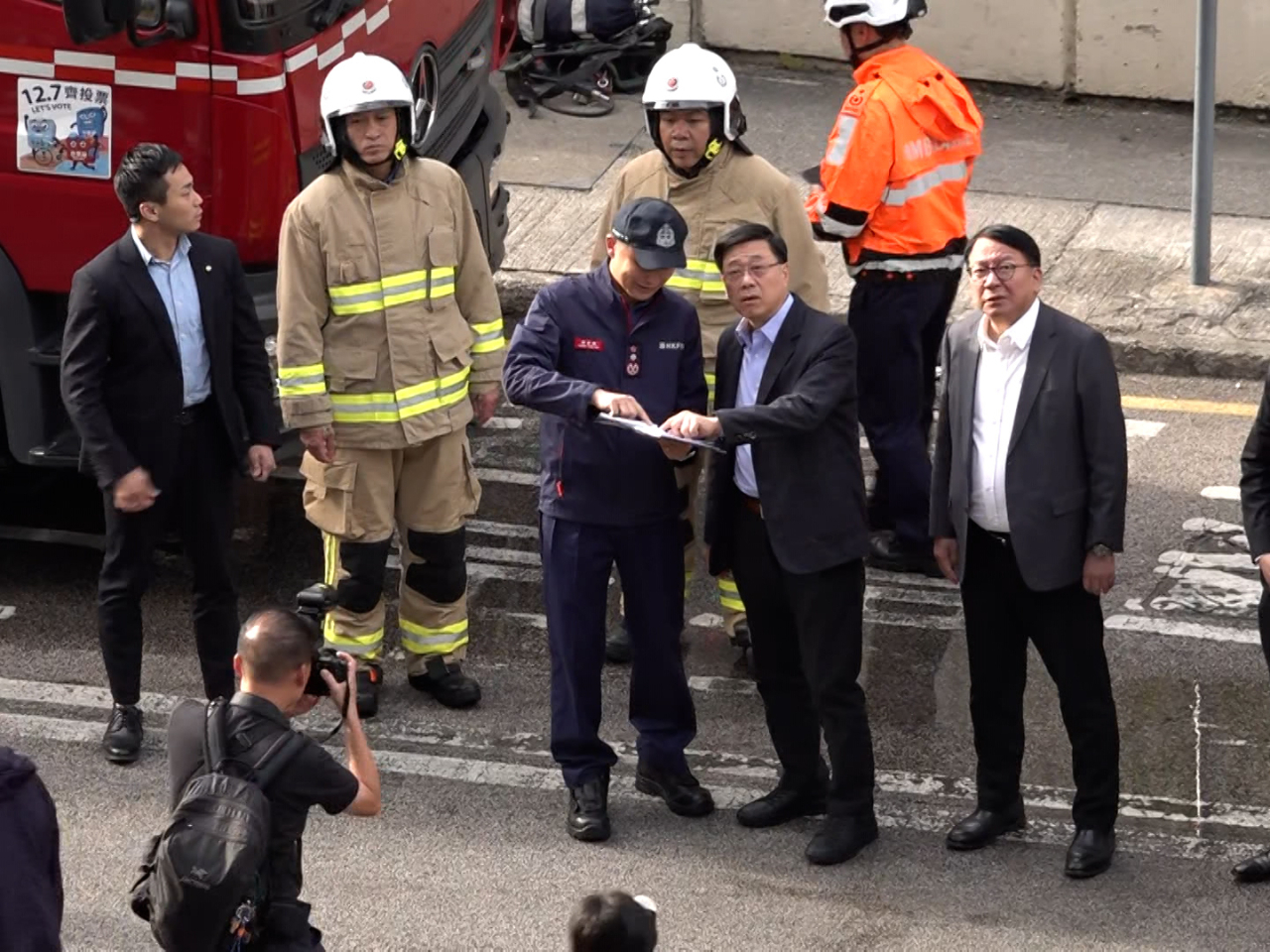 The CE was briefed on the latest situation at the scene of the fire in Tai Po. Photo: RTHK