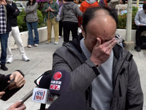 市民到宏福苑了解失聯親友消息