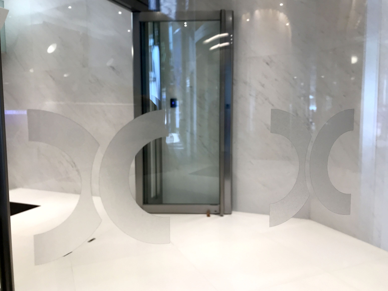 香港交易所慈善基金將向政府成立的援助基金捐款1000萬港元，協助受影響居民的基本生活保障和臨時安置所需。（港台圖片）