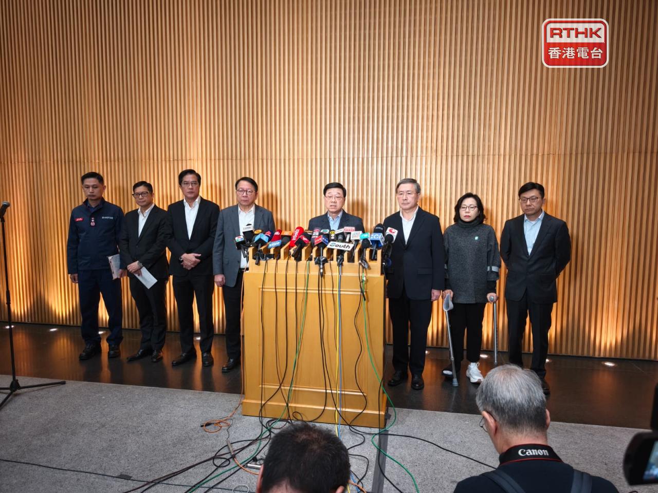 李家超聯同多名司局長見記者交代大埔五級火最新狀況。（張連登攝）