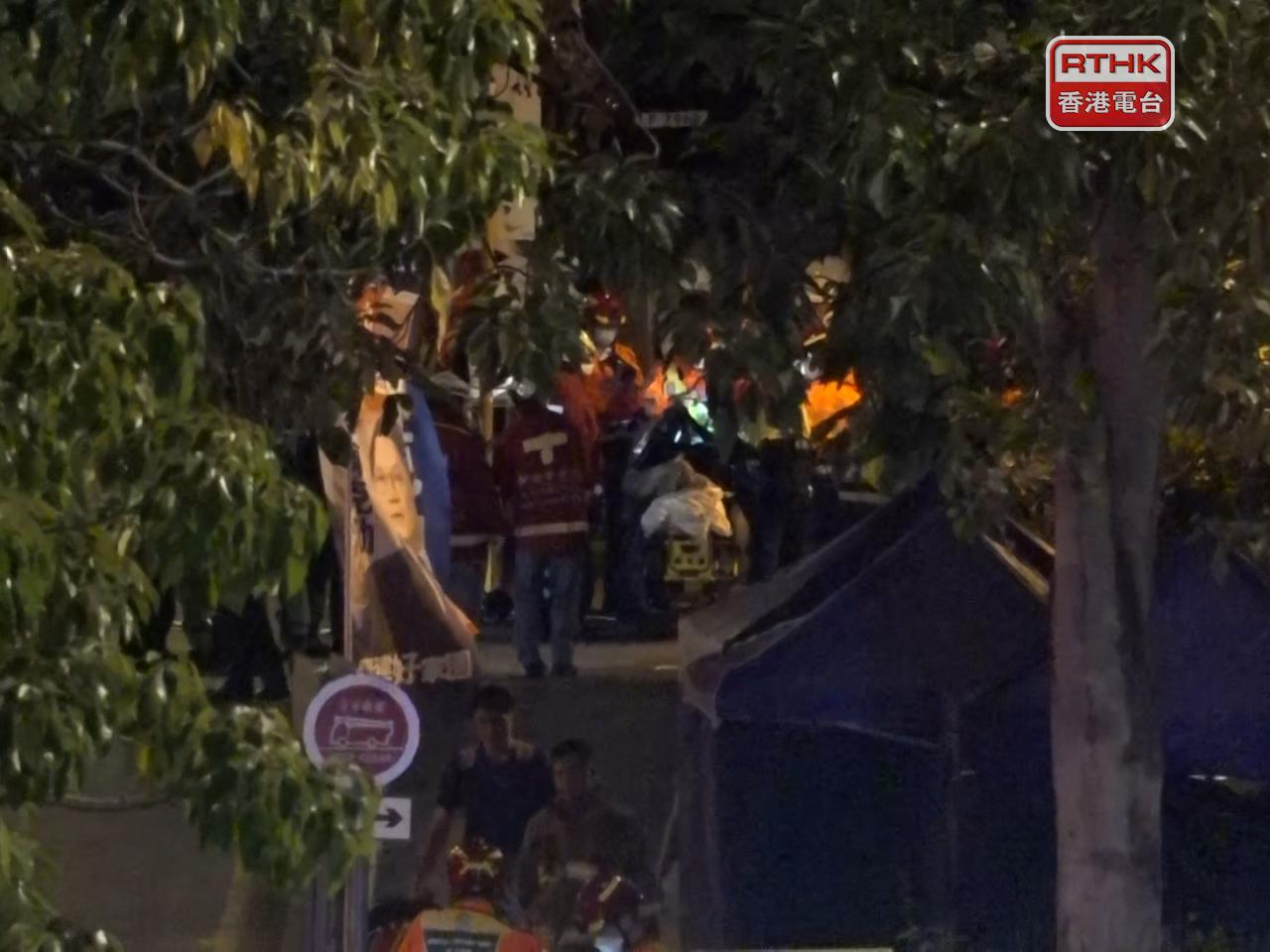 消防員陸續在火場救出被困居民。（陳韋丞攝）