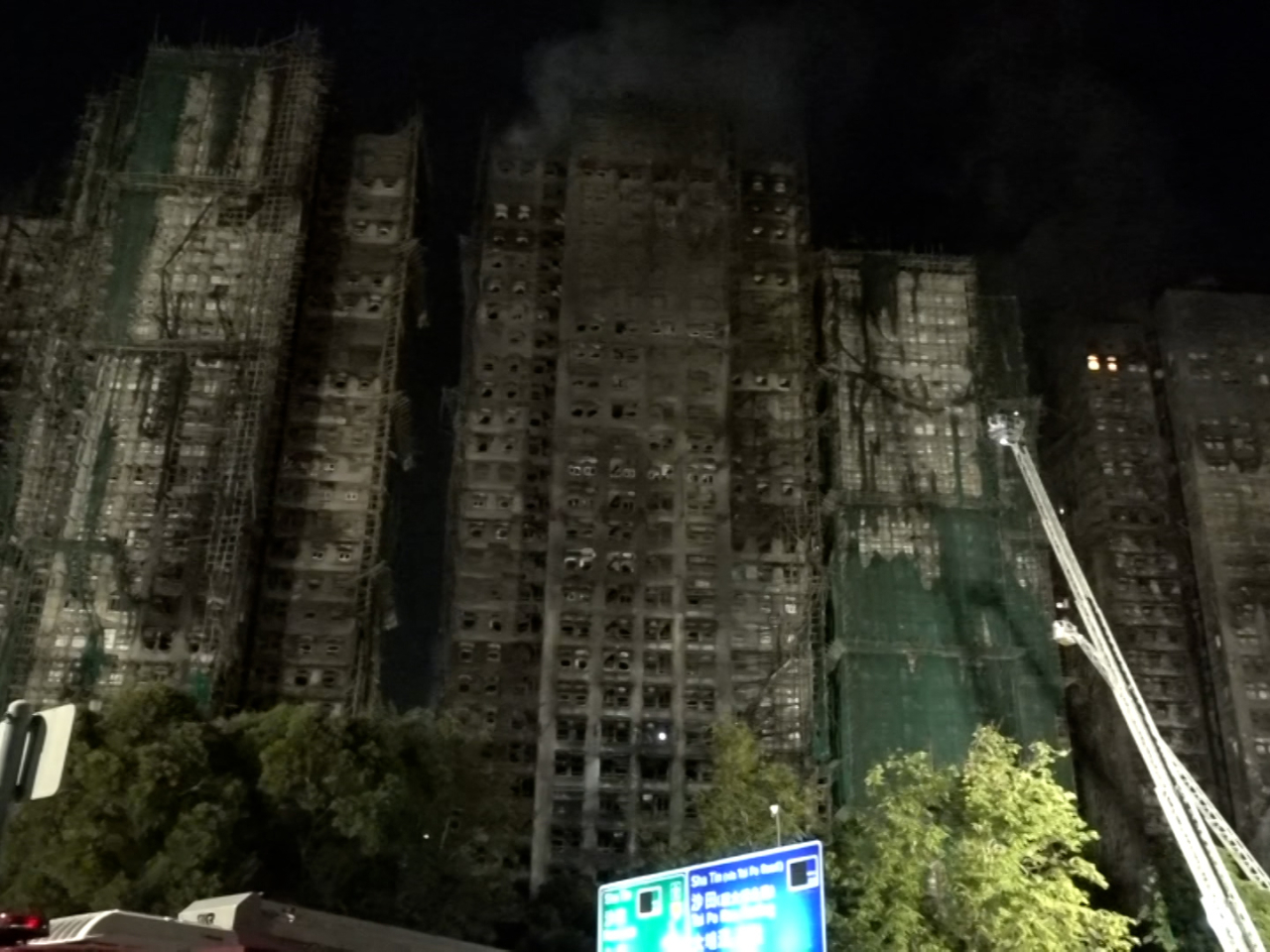 消防處表示，接獲宏福苑五級火346宗求助中，已處理其中296宗。（施華駿攝）