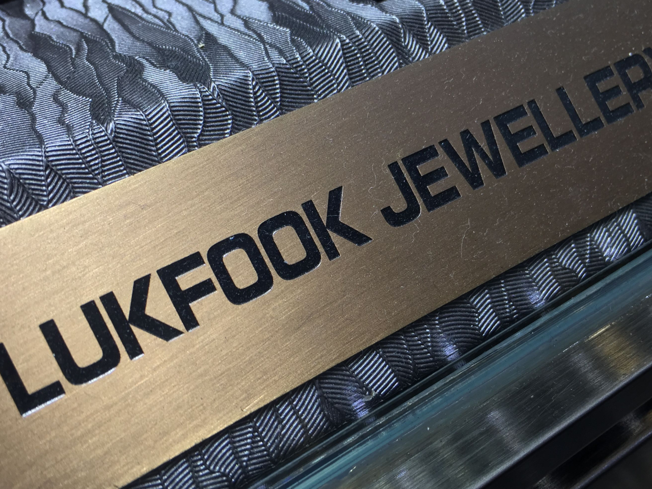 六福集團中期盈利按年升42.5%至近6.2億元，派中期息每股0.55元。（港台圖片）