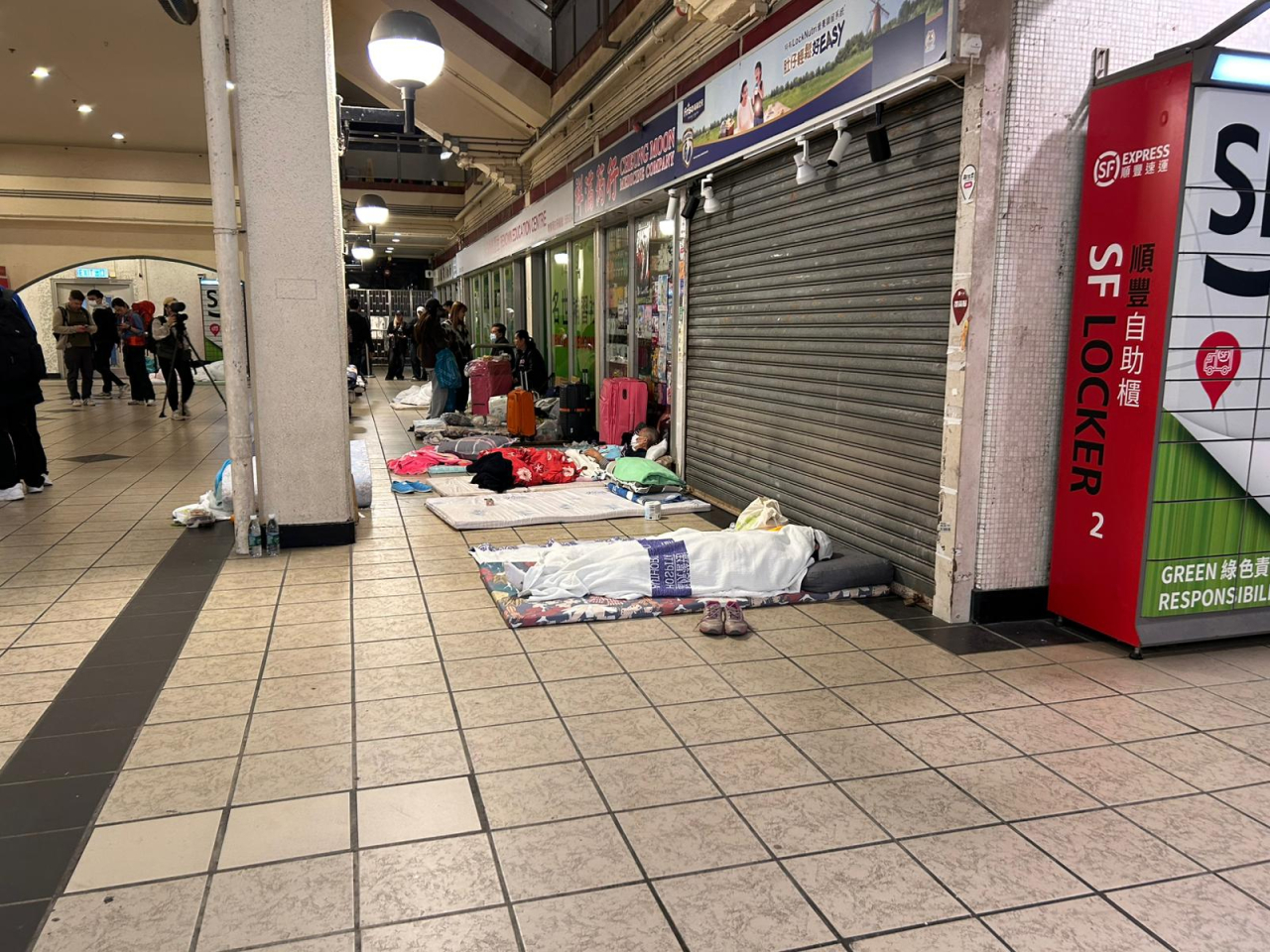 有災民選擇在廣福商場內「打地舖」過夜。（林漢山攝）