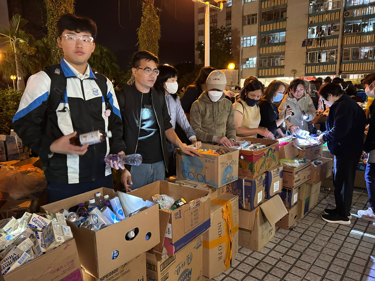 不少市民自發到廣福邨的平台協助分發物資，將不同團體和人士捐贈的食物、日用品、衣物等，派發給有需要的災民。（林漢山攝 ）