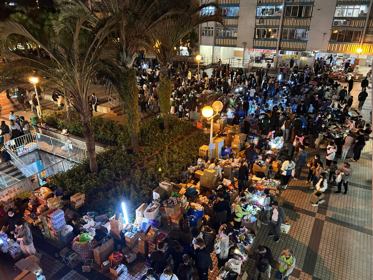 廣福邨平台有大量市民或機構捐贈的物資。(林漢山攝)